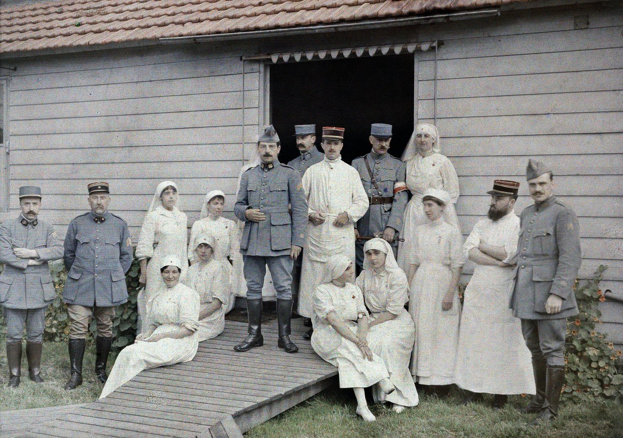 1917年9月1日，法国Nord-Pas-de-Calais地区北部Bourbourg的55家野战医院前的医生，护士和医务人员（自然色） 作者 保罗·卡斯特尔瑙