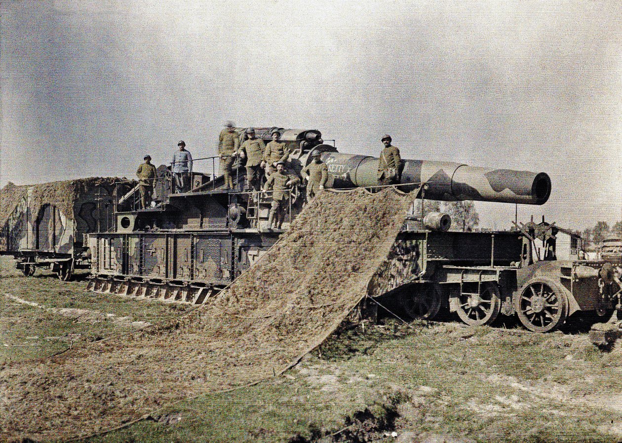 1917年9月5日，八名法国士兵伪装着370毫米铁路火炮，上面刻有Keity，Noyon，Oise，France（autochrome） 作者 保罗·卡斯特尔瑙