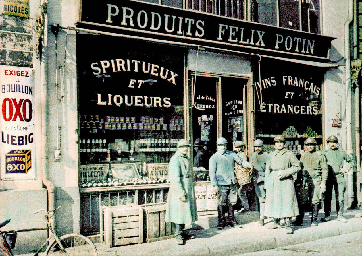 1917年法国兰斯的PlacedesMarchés，杂货店Felix Potin前的法国士兵（自然色） 作者 保罗·卡斯特尔瑙