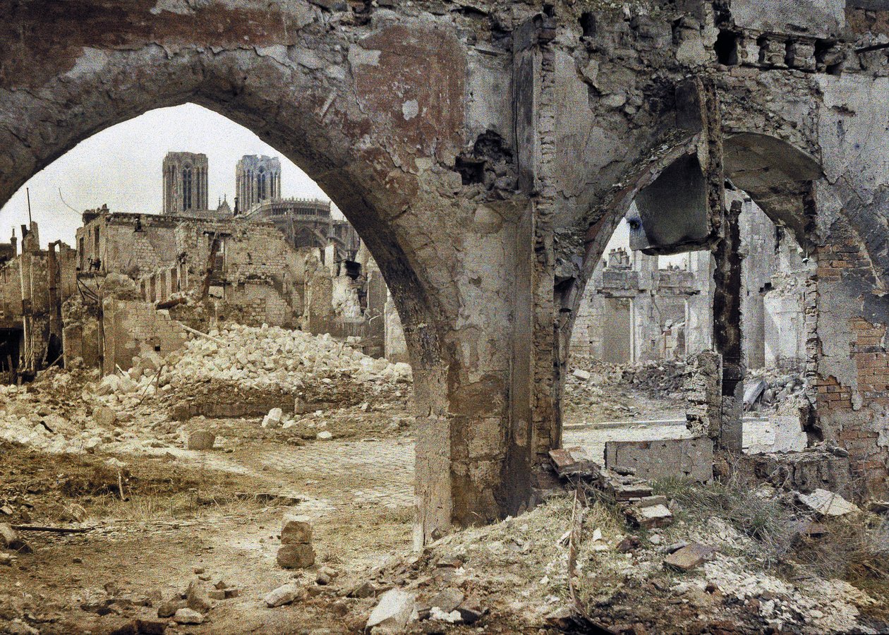 1917年4月3日，法国市中心建筑的受损窗户可以看到圣母院大教堂的塔楼（自然色） 作者 保罗·卡斯特尔瑙