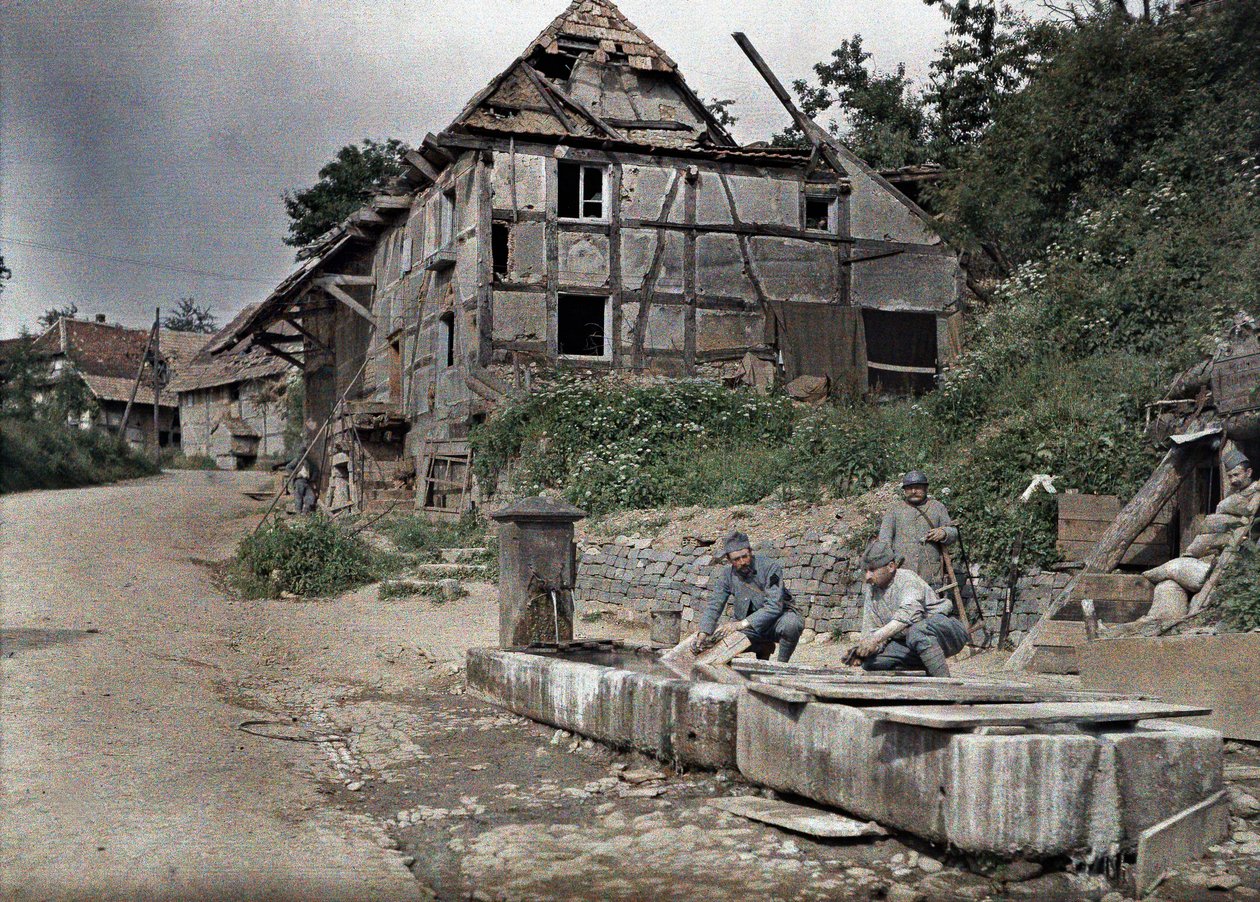 1917年6月18日，两名法国士兵被分配到一个电话站洗衣槽，Largitzen，Haut-Rhin，阿尔萨斯，法国，阿尔萨斯（自然色） 作者 保罗·卡斯特尔瑙