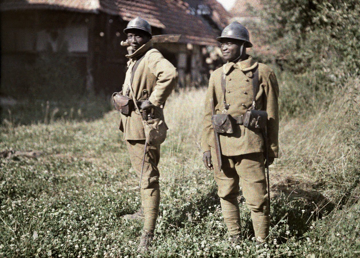 1917年6月22日，两名塞内加尔士兵在法国军队服役，作为步兵，在法国（自然色） 作者 保罗·卡斯特尔瑙