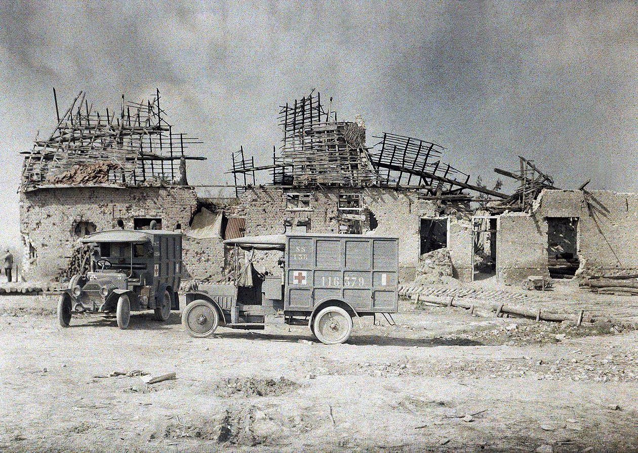 1917年9月17日，比利时被炮火击毁的建筑物前面的两辆救护车（自动色） 作者 保罗·卡斯特尔瑙