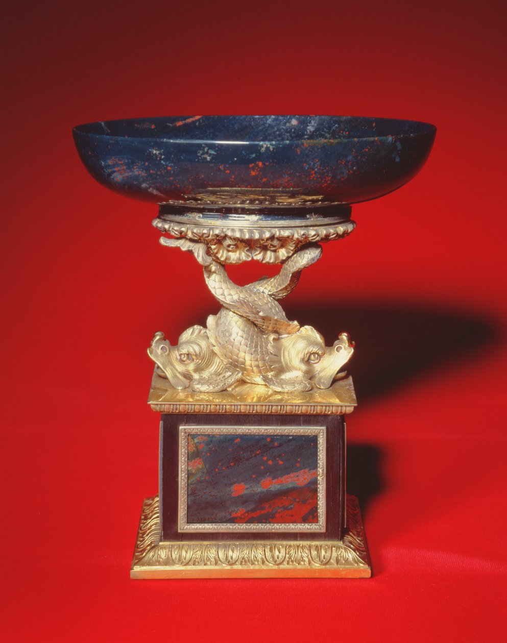 血石碗和设置，1824年（银镀金和血石） 作者 保罗·斯托尔
