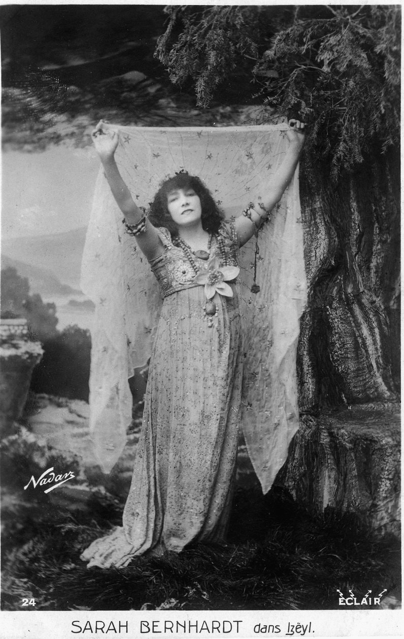 Henriette Rosine Bernard又名Sarah Bernhardt (1844-1923)，扮演Izëyl，明信片（黑白照片）。 作者 保罗·纳达尔