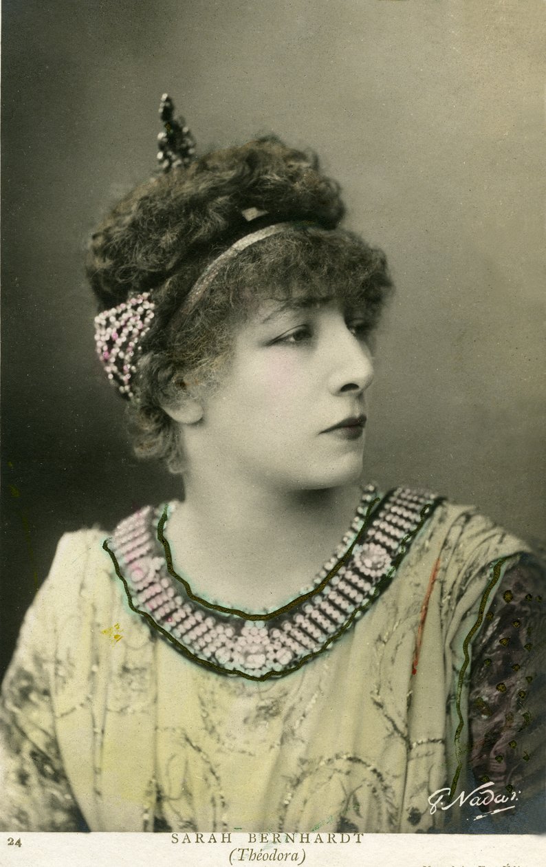 Henriette Rosine Bernard又名Sarah Bernhardt (1844-1923)，扮演 "Théodora"，Victorien Sardou的剧本，1884年（照片）。 作者 保罗·纳达尔