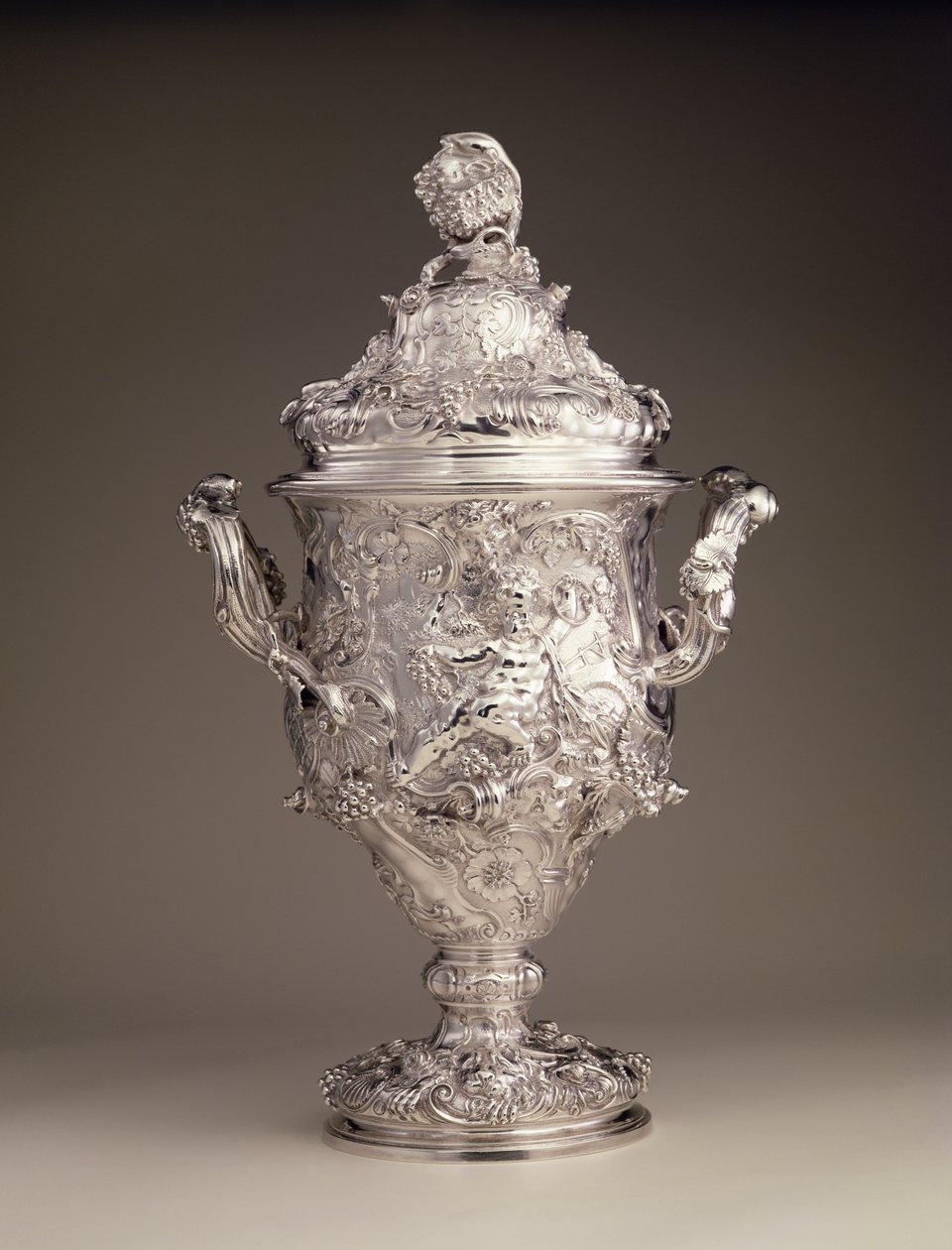 两把杯子和盖子，1742-43 作者 保罗·德·拉梅里