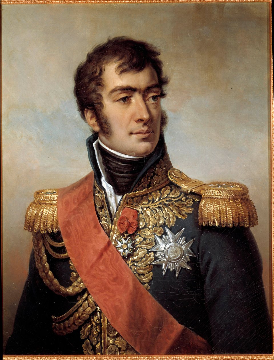 1809 年（1774-1852 年）帝国拉古斯·马雷夏尔公爵 Viesse de Marmont 的奥古斯特·弗雷德里克·路易斯 (Auguste-Frederic-Louis) 的肖像 - 穿着带有复辟时期荣誉军团勋章的制服。 Paulin Jean-Baptiste 的绘画 作者 保林·让·巴蒂斯特·格林