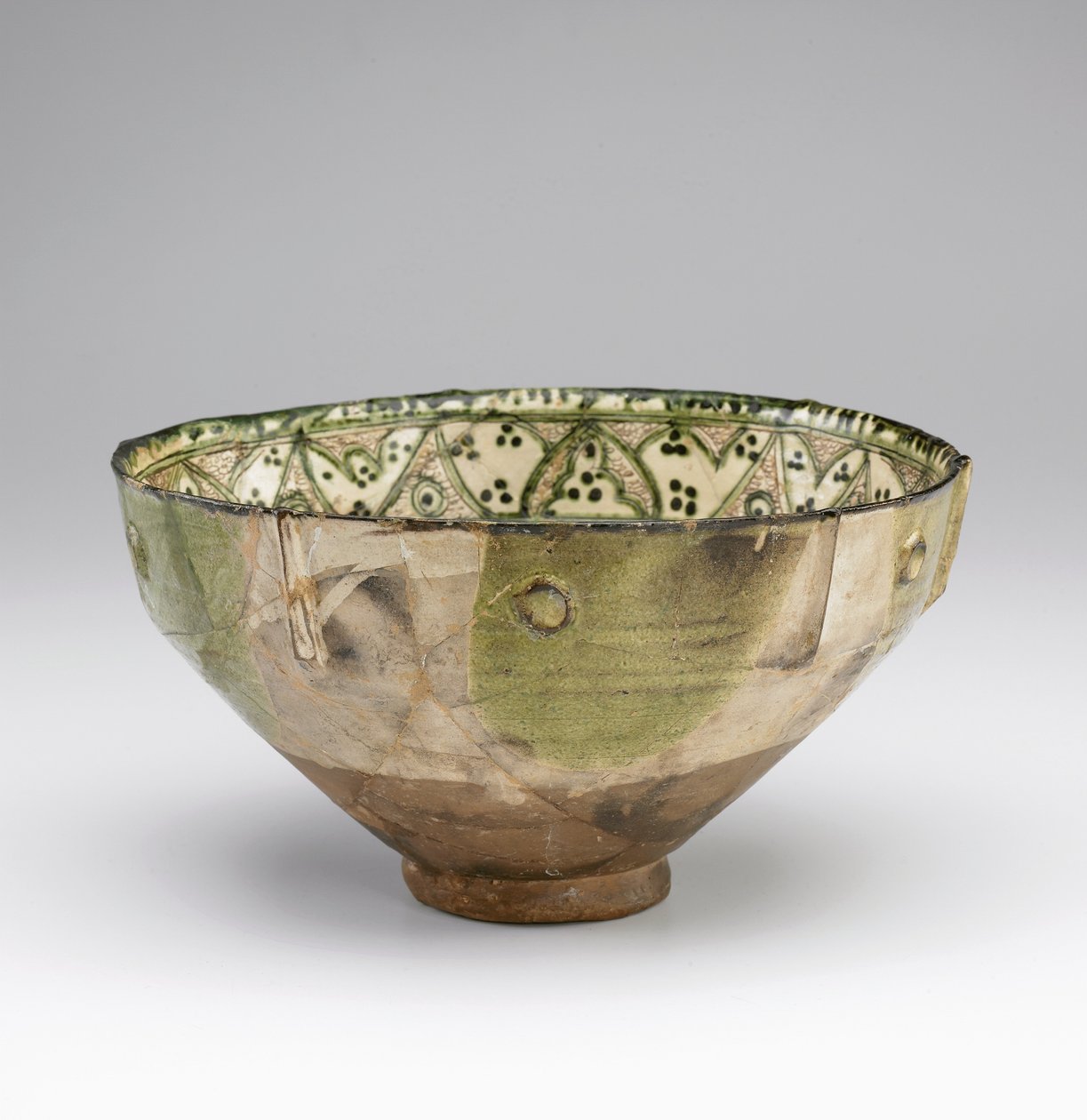 碗，Amol，Mazandaran，伊朗，11至12世纪（釉面粘土） 作者 波斯学校