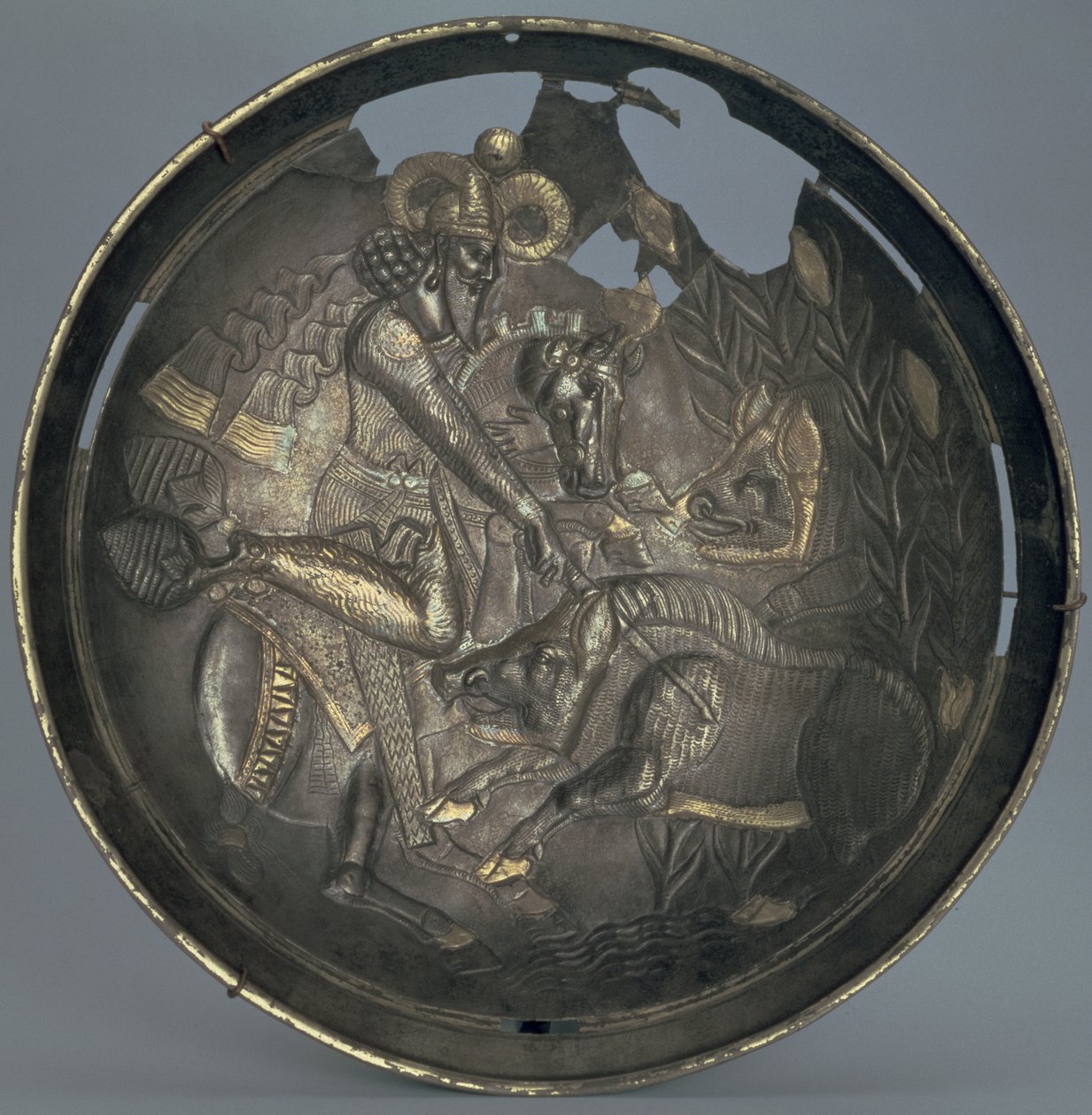 盘装饰有Varahran王子的场景，狩猎，Sassanid王朝（226-651）（银与镀金） 作者 波斯学校