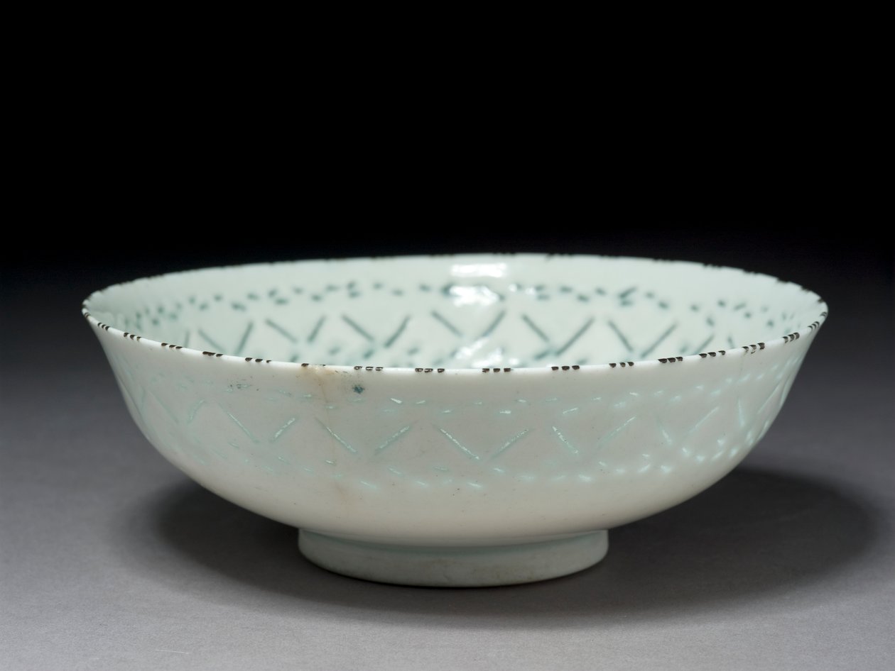 Gombroon Bowl，伊朗，萨法维时期（带有穿孔装饰的石膏和黑色釉下） 作者 波斯学校