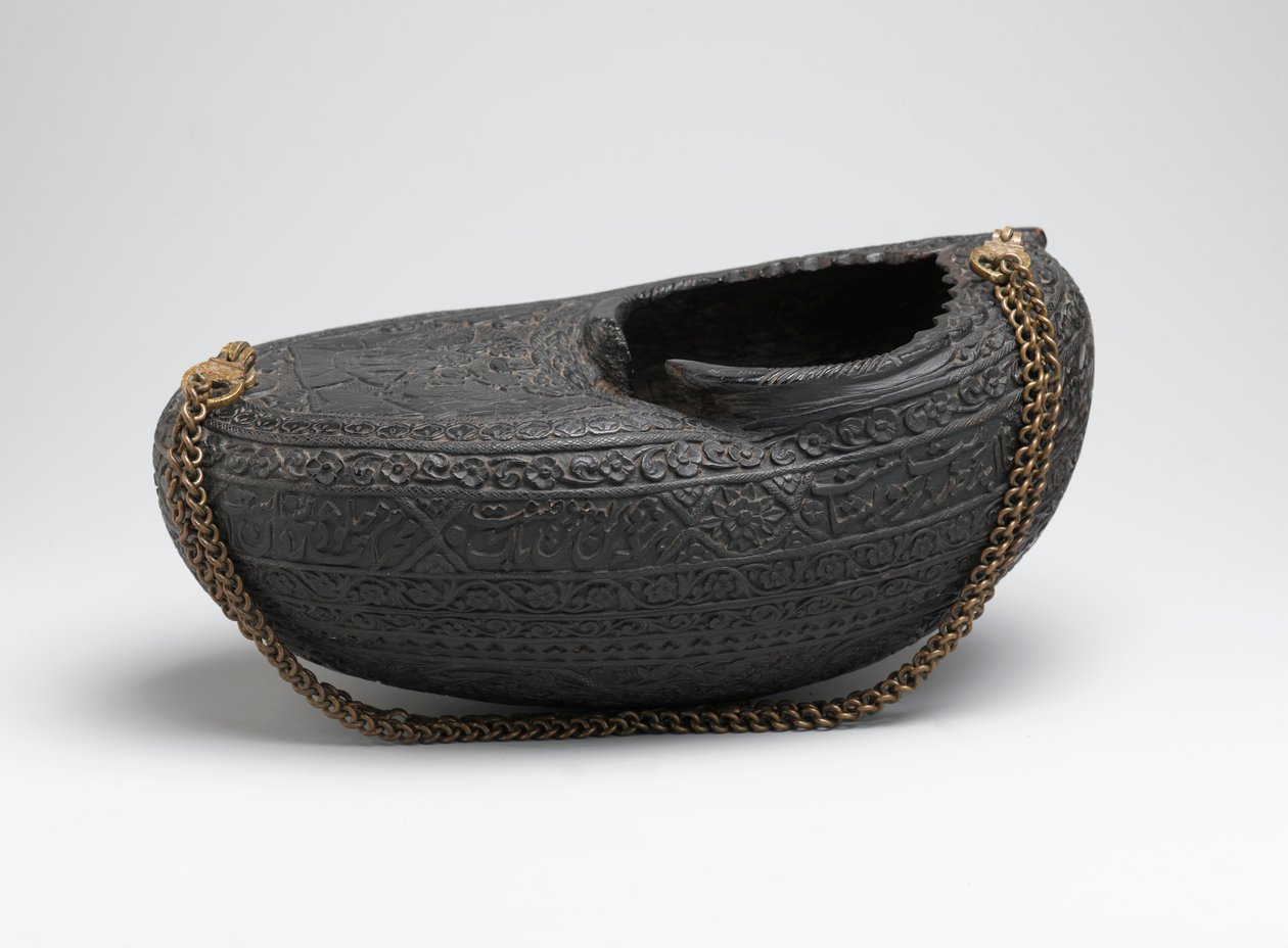 Kashkul，或者乞丐碗，有伊斯兰教的肖像和装载的鹰隼，伊朗，1880年（coco de mer shell＆chain） 作者 波斯学校