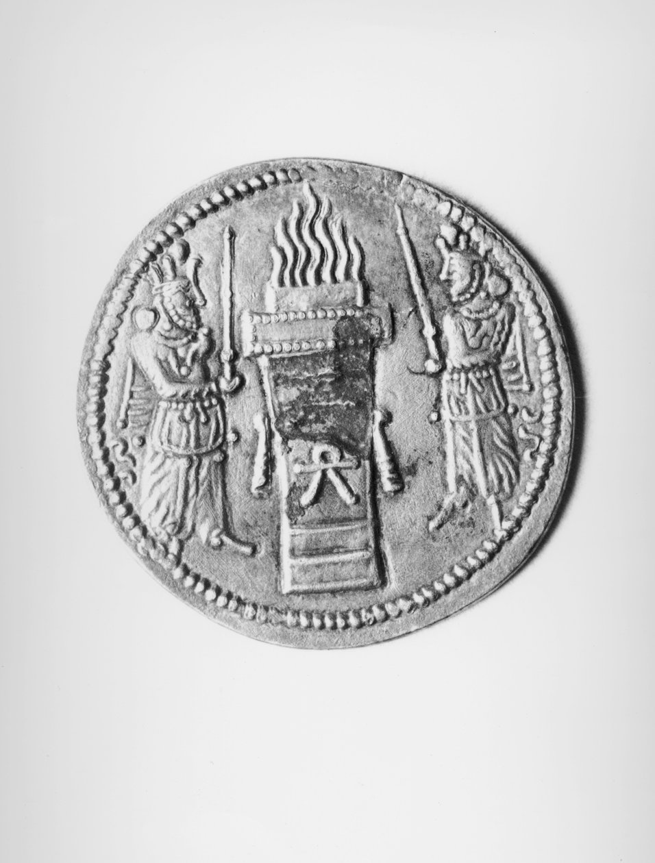 反向一个Shapur II（310-79）的硬币，描绘了一个祭祀火祭坛，Sassanian（银色）（正面看见142415） 作者 波斯学校