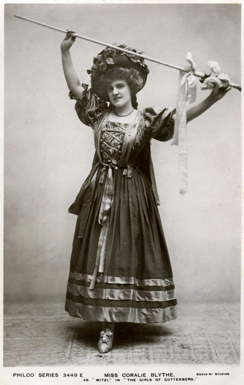 科拉莉·布莱斯小姐（Coralie Blythe）饰演Mitzi，摄于1908年。 作者 飞歌出版公司