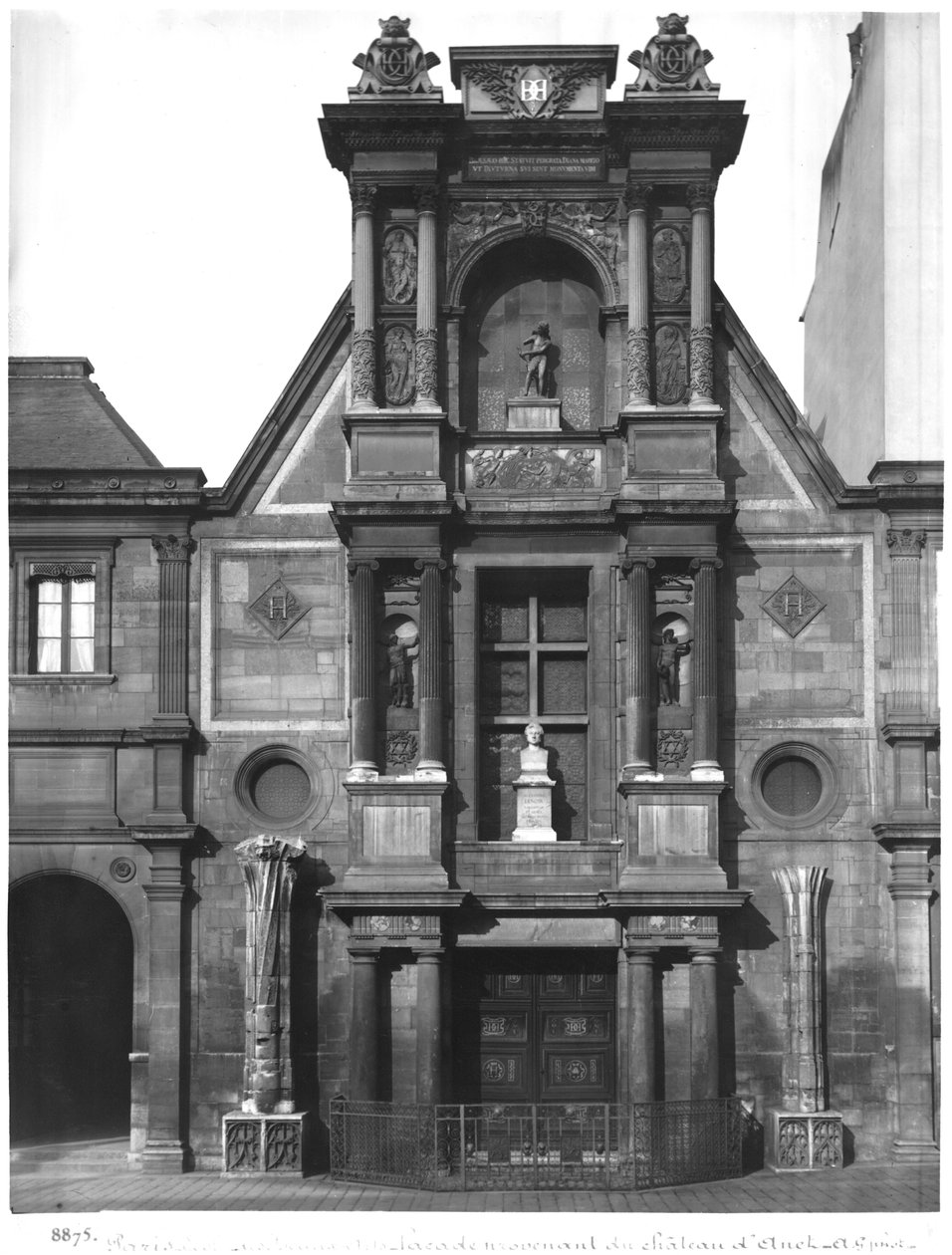 主立面的中央部分，来自Anet城堡，位于Ecole des Beaux-Arts的庭院，1547-52（另见162439） 作者 菲利伯·德洛姆