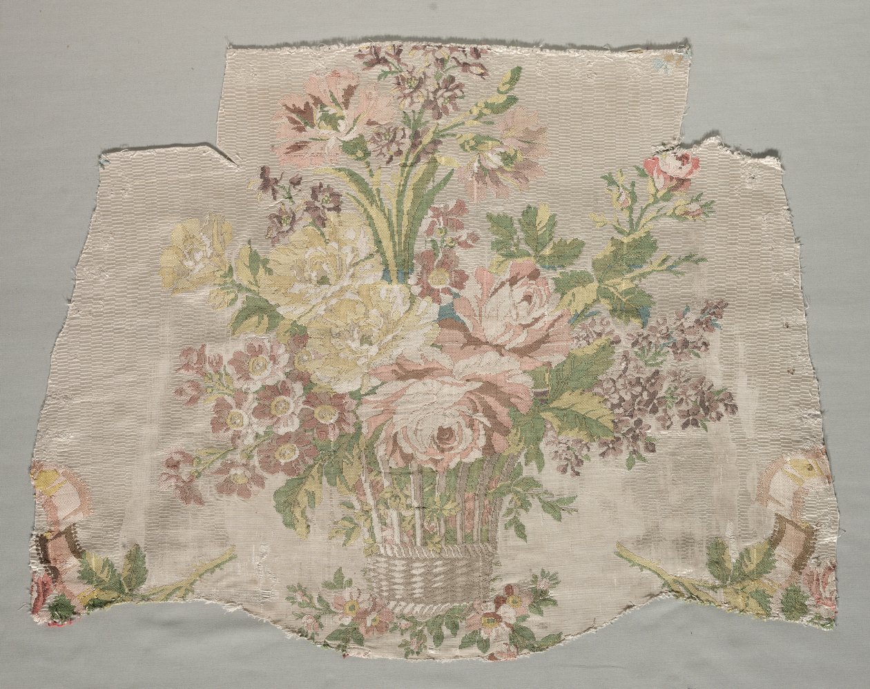 丝绸碎片，名为Le panier fleuri的面板的一部分，1770年。 作者 菲利普·德·拉萨尔