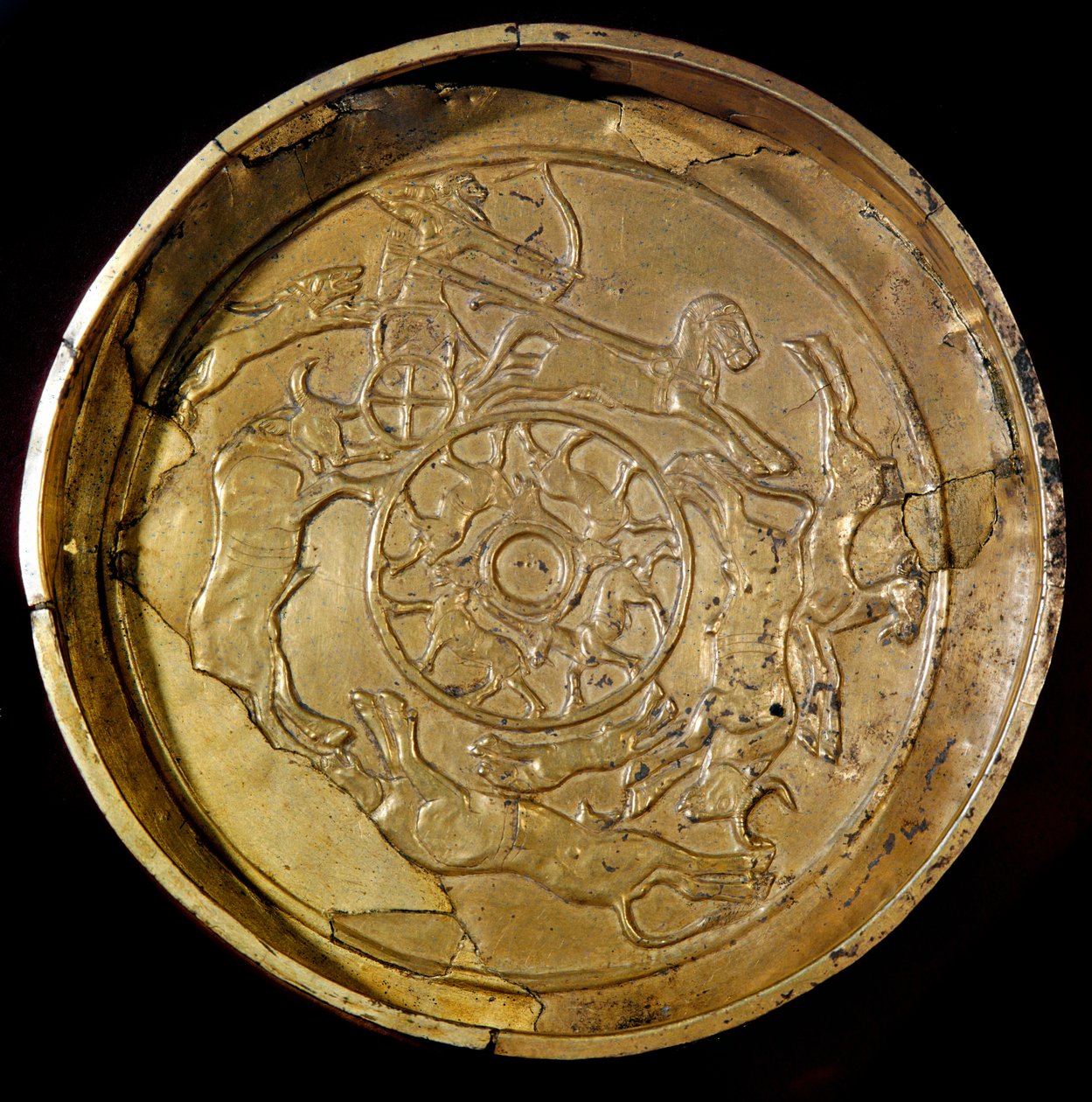 腓尼基艺术：金盘装饰皇家狩猎场景。 来自公元前 14 世纪的 Ras Shamra（Ugarit 或 Ougarit）。 直径19厘米巴黎卢浮宫博物馆 作者 腓尼基人