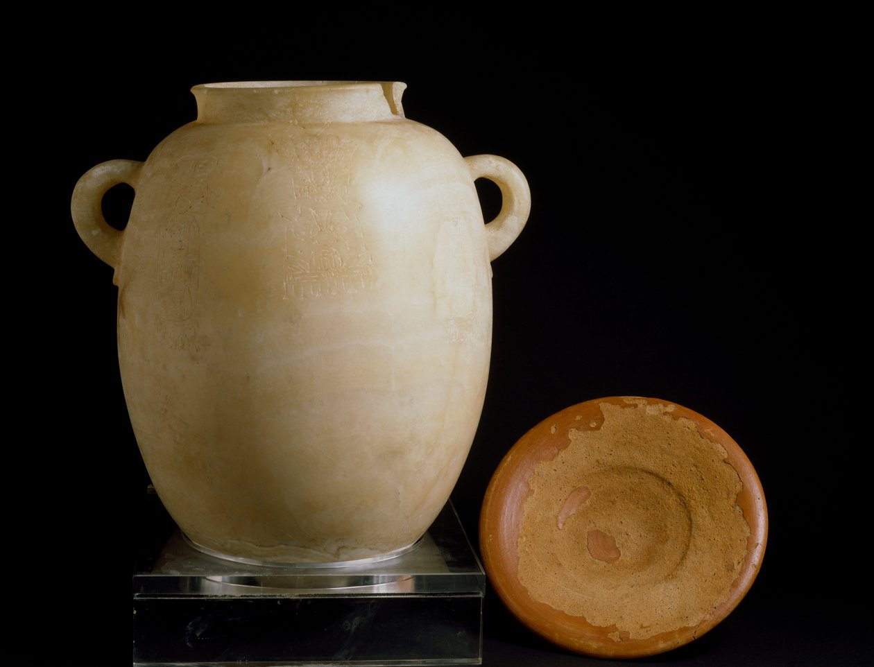腓尼基文明：来自劳里塔遗址的雪花石膏瓮和粘土板。 公元前7世纪。 Museo Arqueologico，格拉纳达，西班牙 作者 腓尼基人