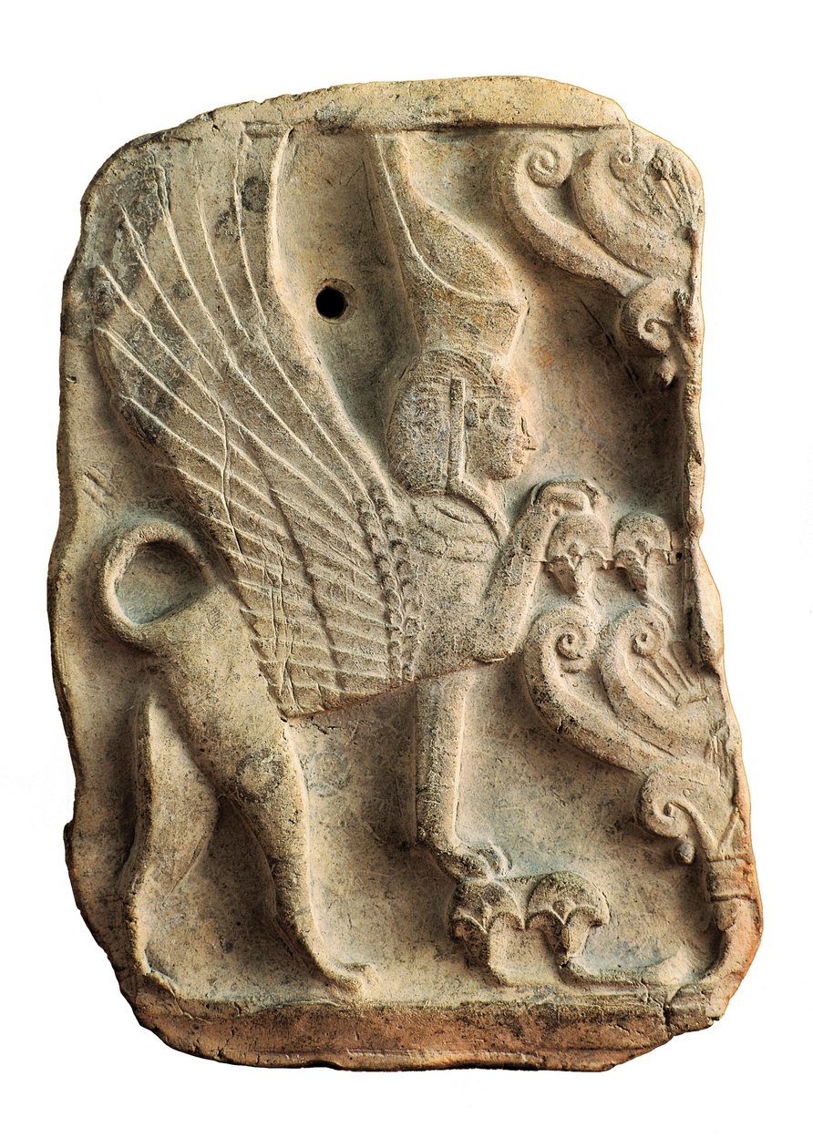 Pinax 饰有狮身人面像，双埃及冠保护生命之树，伊维萨岛 Puig des Molins 墓地（西班牙） 作者 腓尼基人