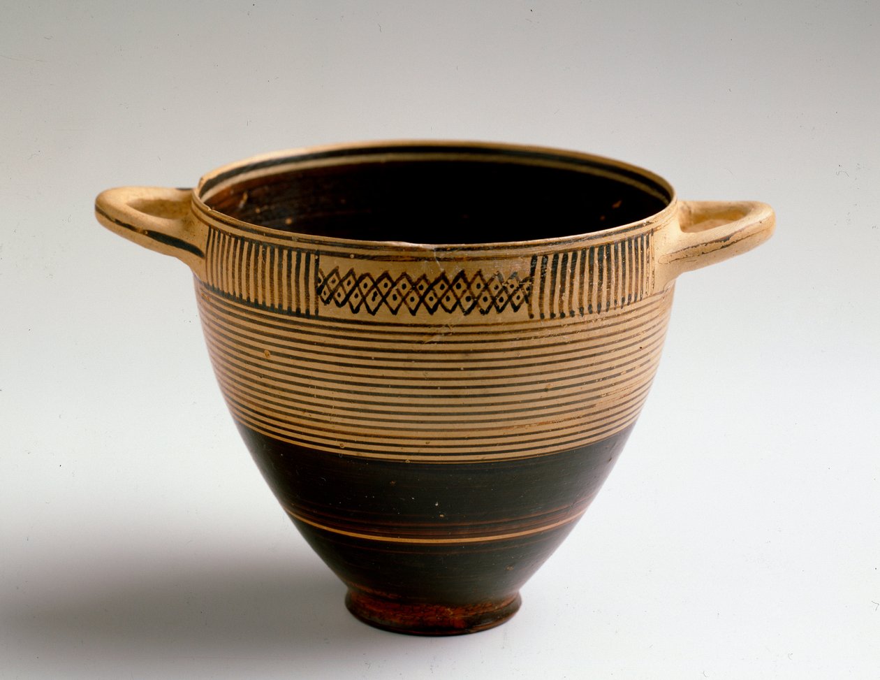 腓尼基艺术：用彩绘粘土切割的 Kotyl 类型。 来自 Lauritia（西班牙的 Almunecar） Dim。 8x9,2 cm 格拉纳达，考古博物馆 作者 腓尼基人