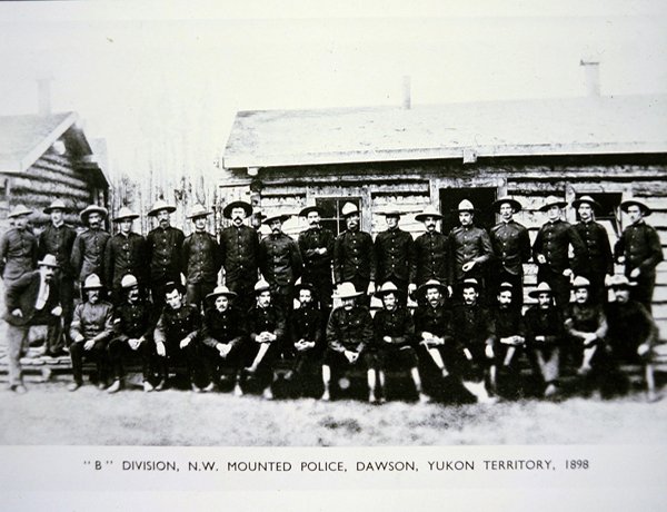 1898年淘金热期间，育空地区道森的西北骑警 "B "部（黑白照片）。 作者 加拿大摄影师
