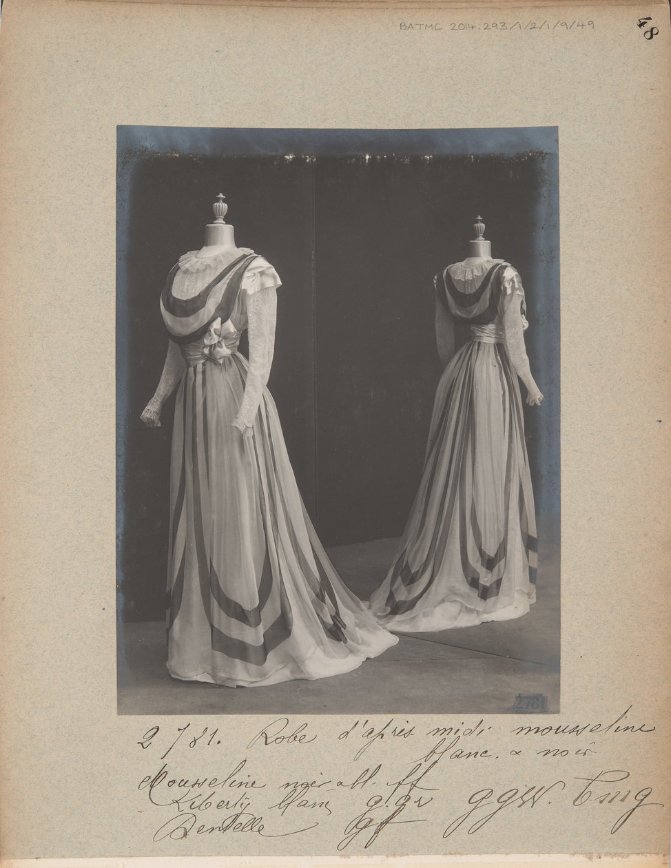 Album Page: House of Worth, Aftrenoon Dress 作者 法国摄影师
