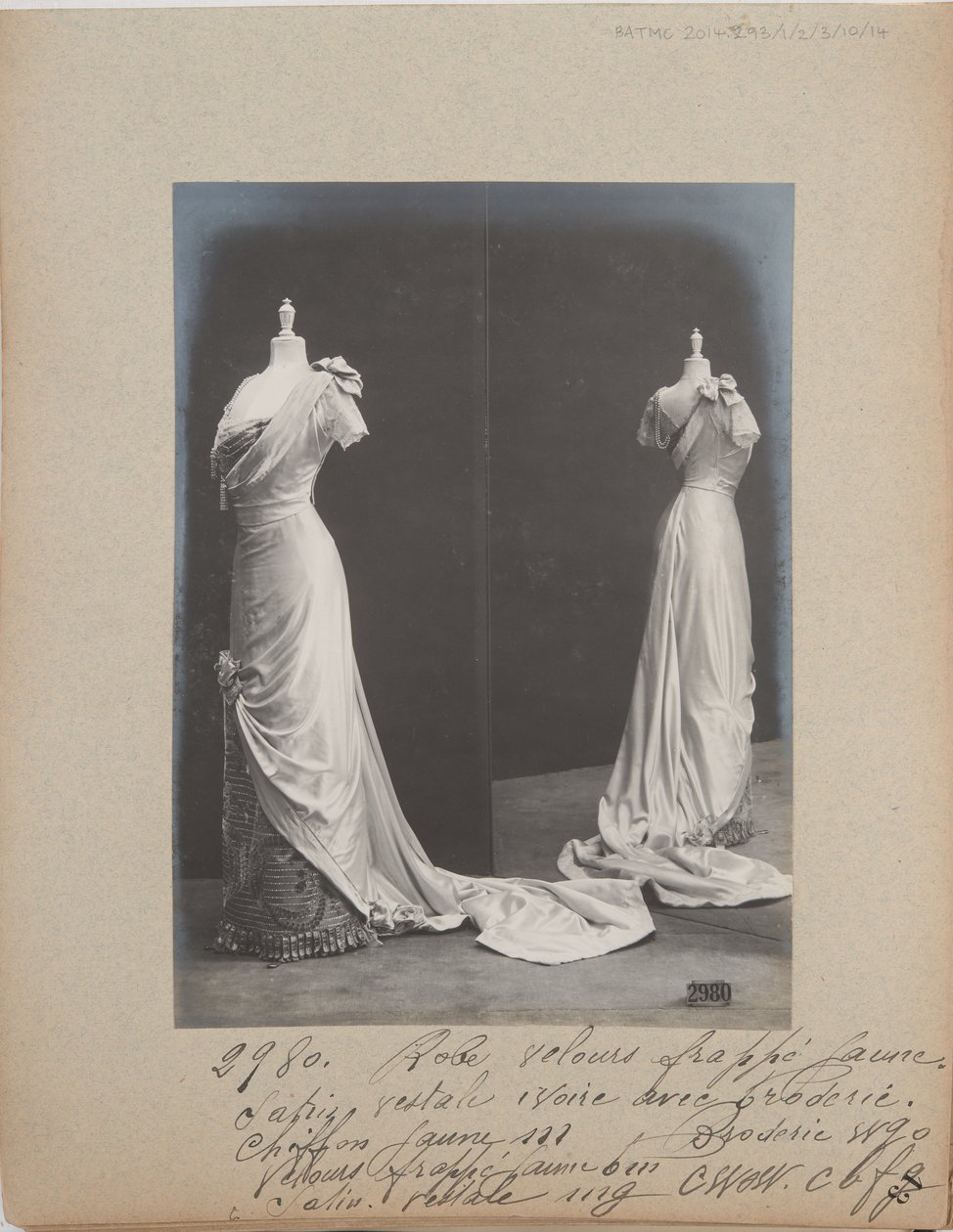Album Page: House of Worth, Evening Dress 作者 法国摄影师