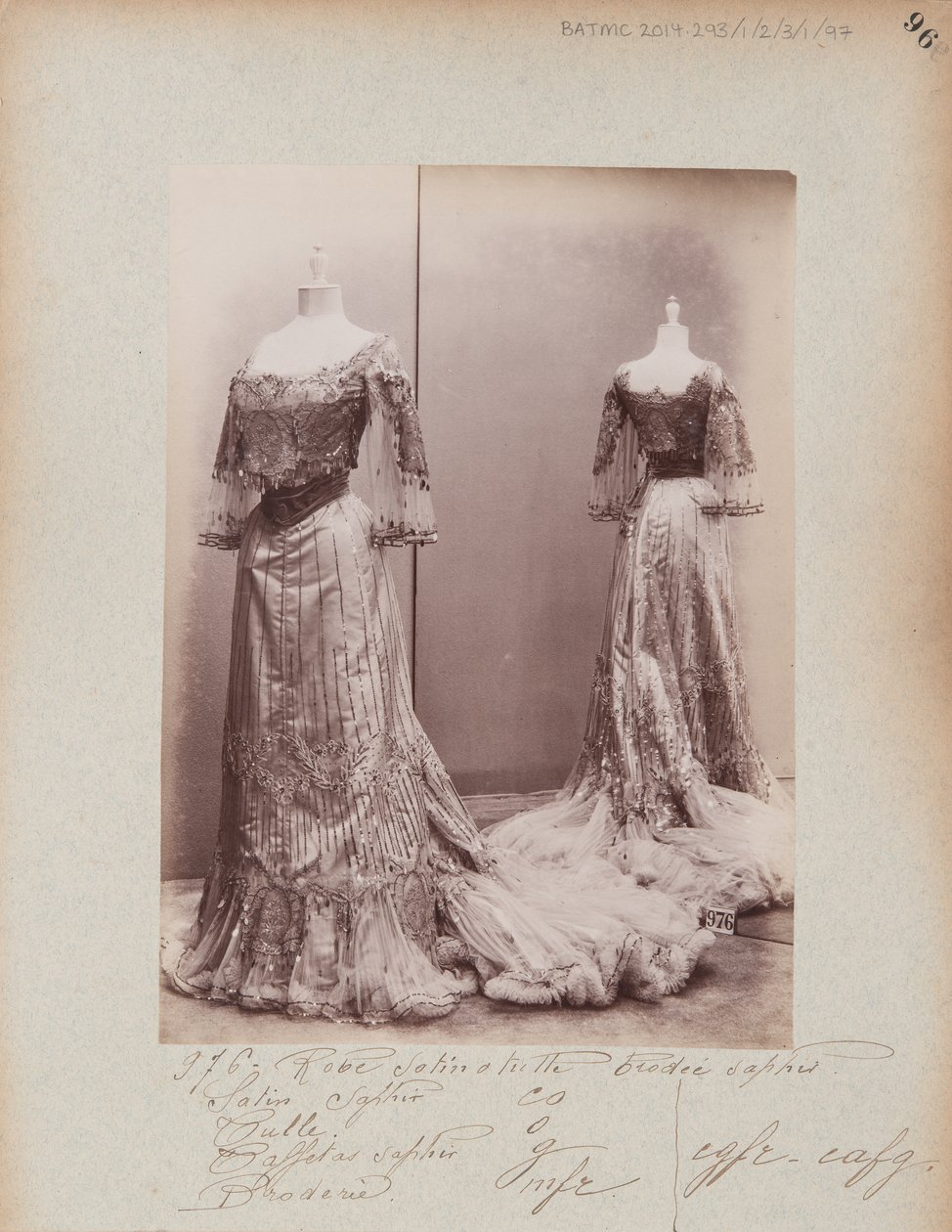 Album Page: House of Worth, Evening Dress 作者 法国摄影师
