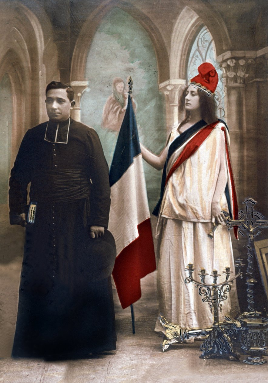 Allegory of the separation between Church and State in 1905, illustration from 1907 (coloured photo) 作者 法国摄影师