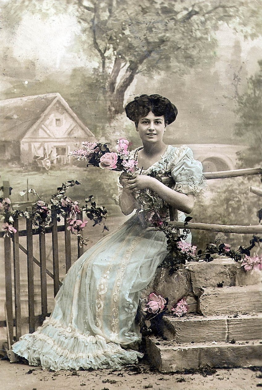 戴花环的女人，明信片，约 1900 年（手绘照片） 作者 法国摄影师