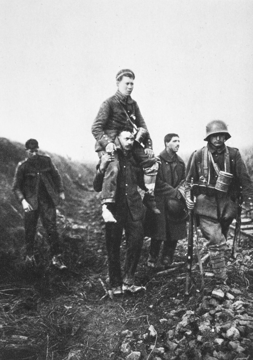 一名腿部受伤的德国步兵士兵被英国战俘抬离战场（黑白照片） 作者 德国摄影师