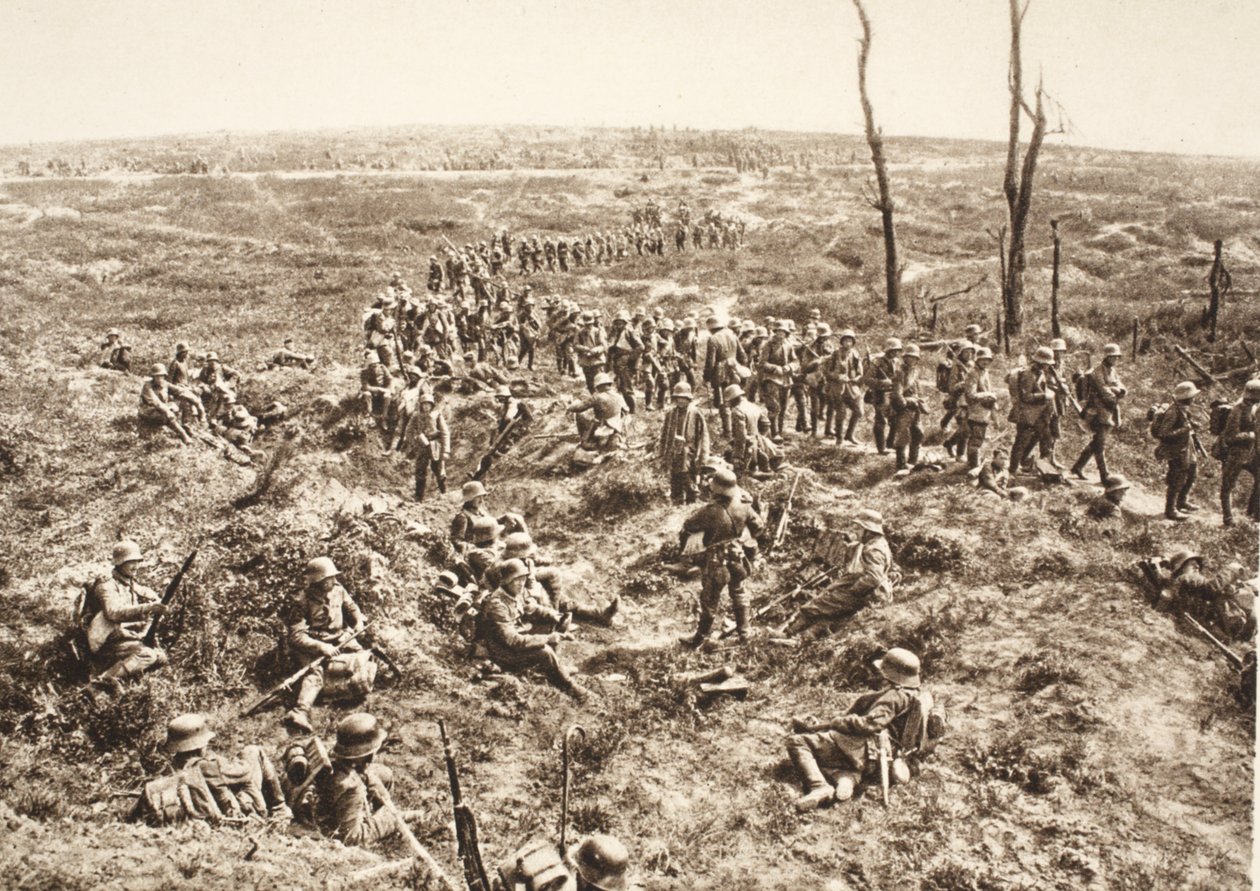 1918 年 5 月 27 日，德国步兵越过 Chemin des Dames 跟随撤退的敌人（黑白照片） 作者 德国摄影师