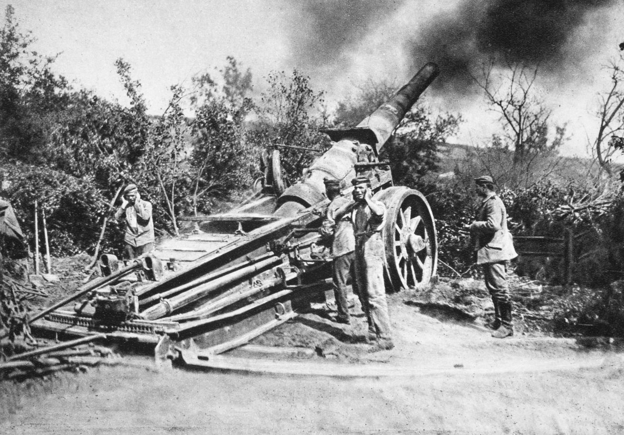 German soldiers firing a heavy cannon (b/w photo) 作者 德国摄影师