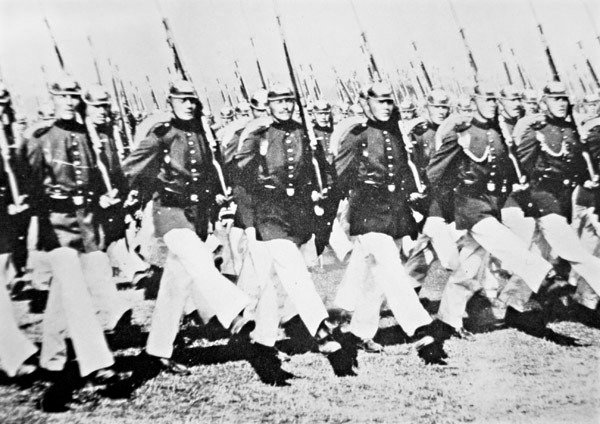 1911年8月28日，阅兵式上的德国军队在德皇面前迈着鹅步（黑白照片）。 作者 德国摄影师