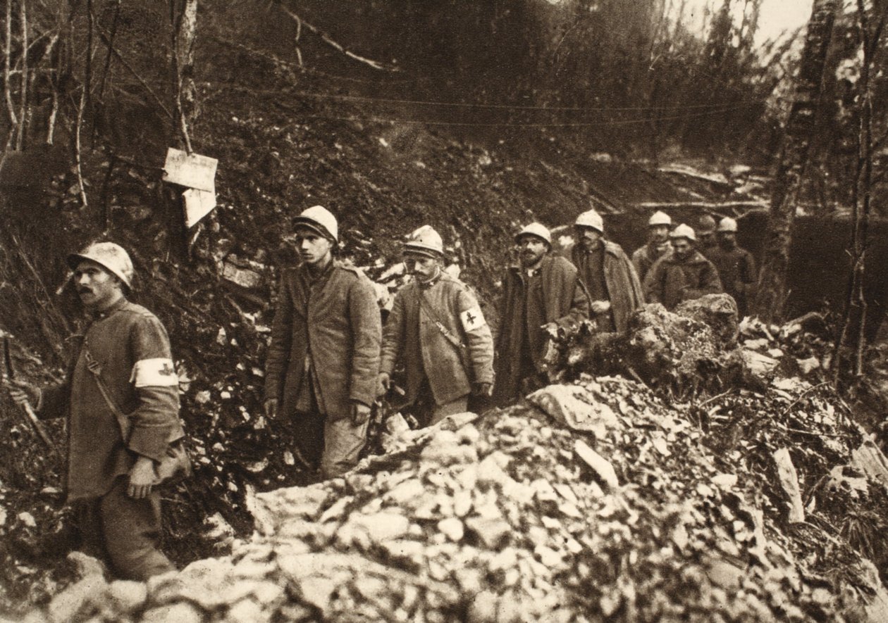 1917 年 10 月 24 日，在战斗的第一天，托尔明的意大利战俘被带回自己的阵地（黑白照片） 作者 德国摄影师