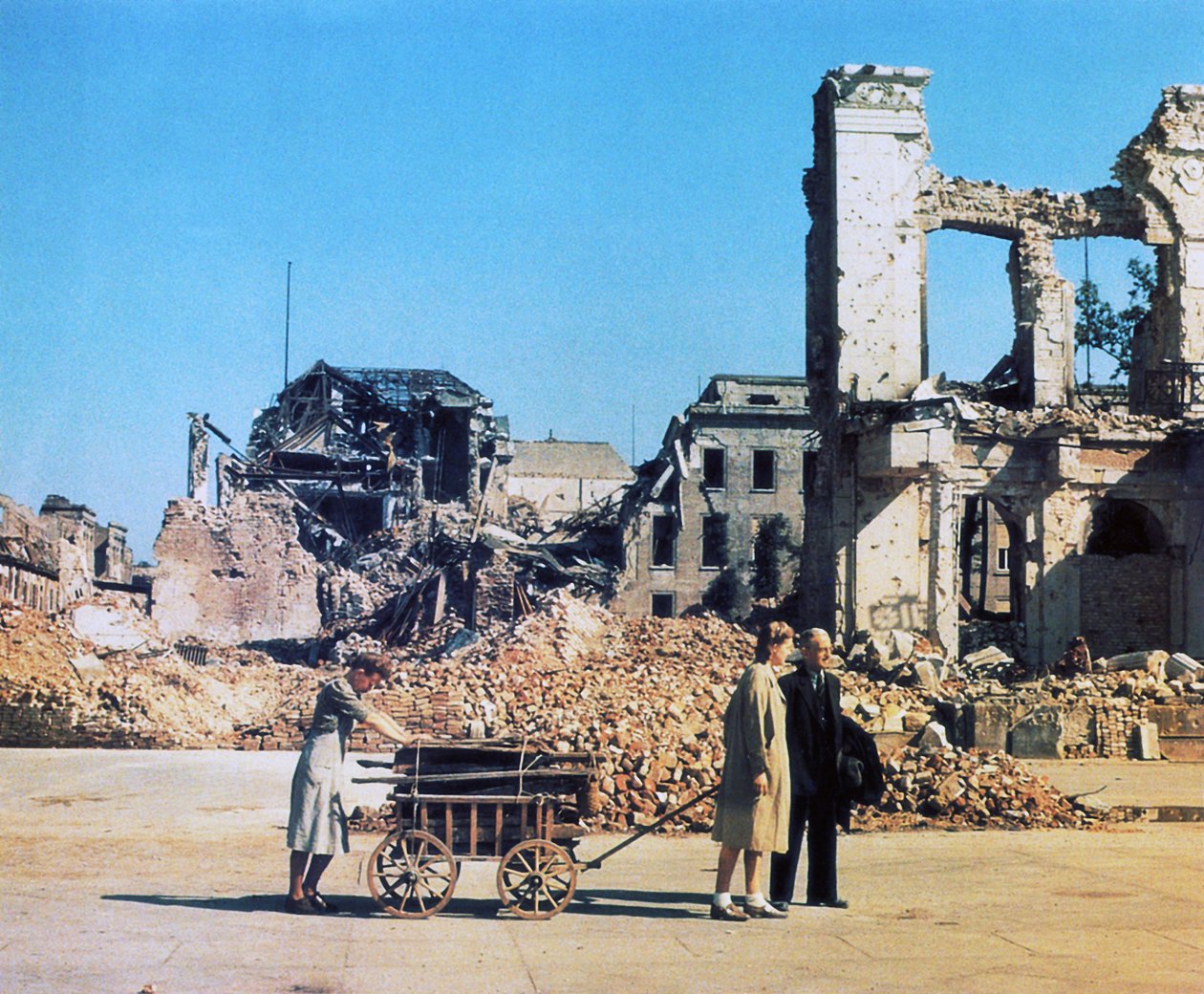 1945年6月，柏林的难民（照片）。 作者 德国摄影师