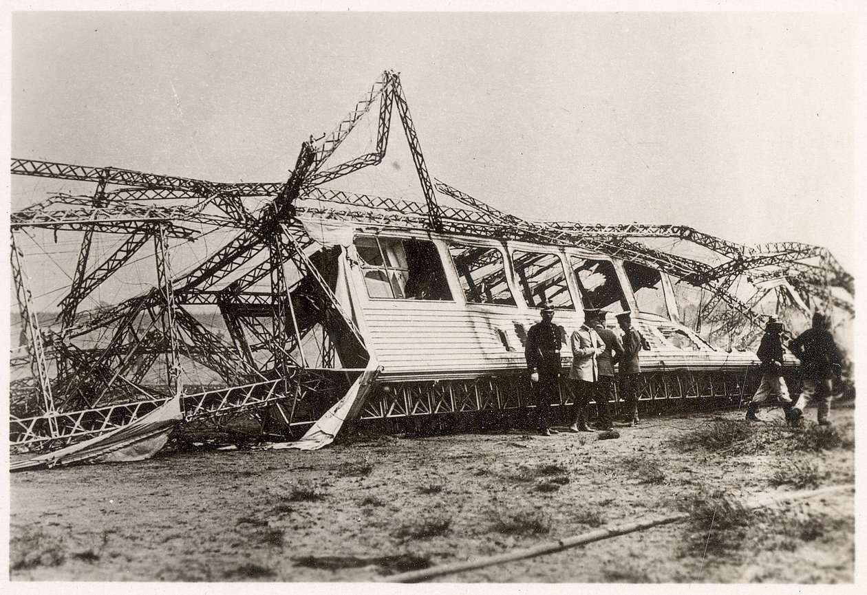 1912年6月28日齐柏林飞艇LZ10 "施瓦本 "号被毁后的废墟（黑白照片）。 作者 德国摄影师