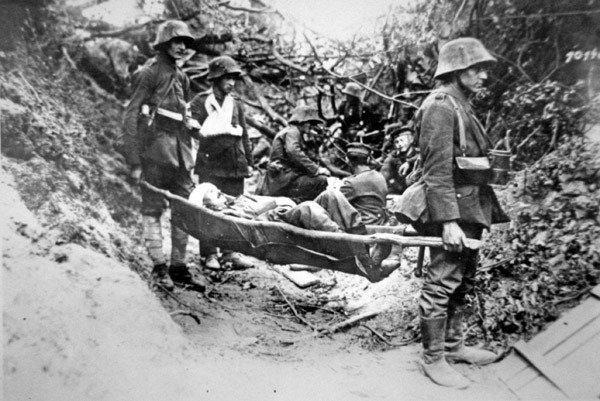 一战德国士兵用简易担架抬着受伤的战友，1918年6月，苏瓦松附近（黑白照片）。 作者 德国摄影师