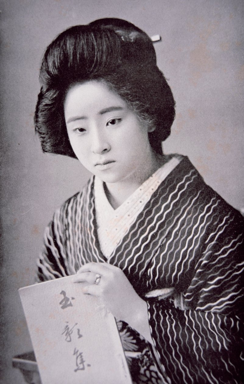 日本女孩，约1910年（黑白照片）。 作者 摄影师 日本人