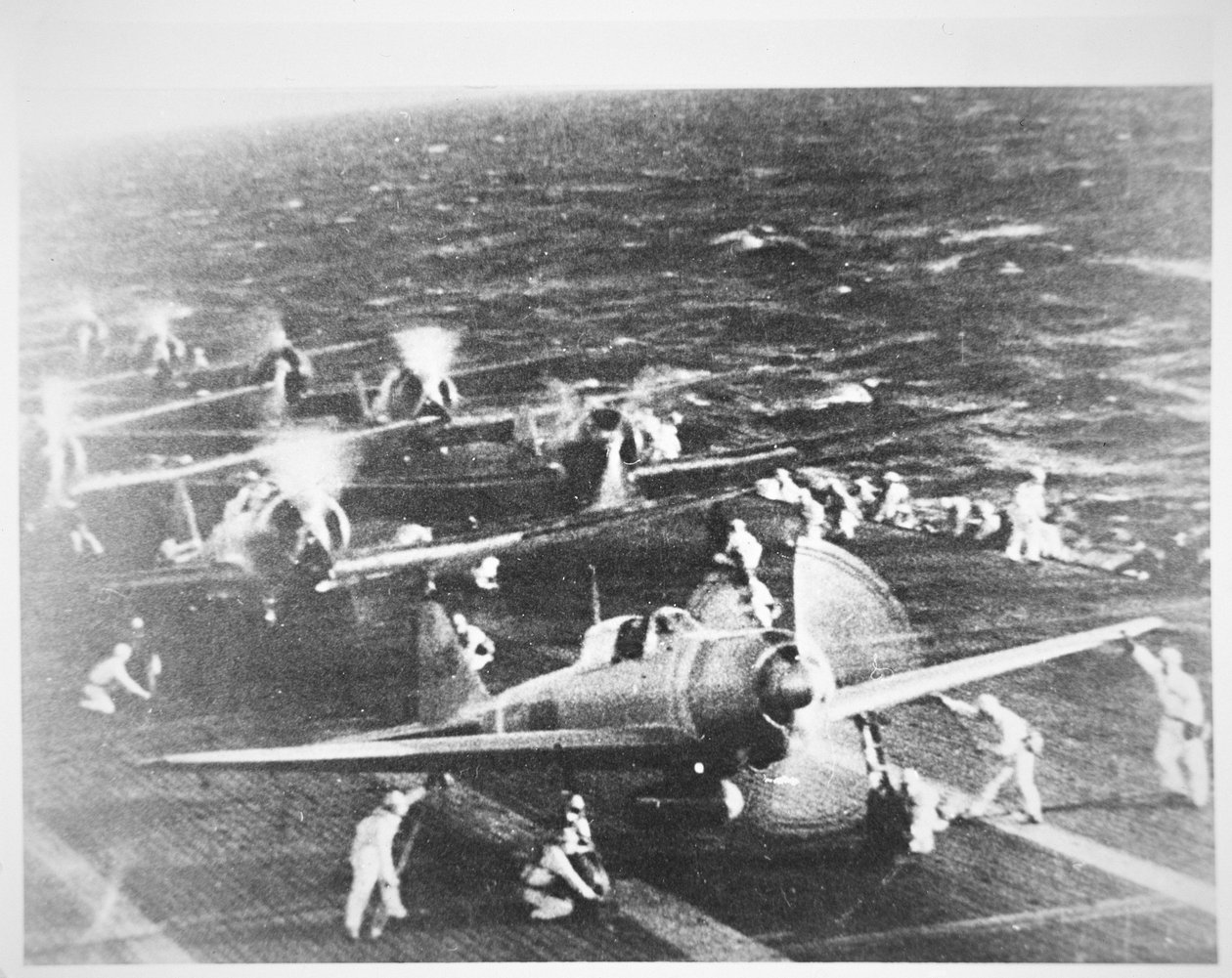 日本航空母舰 "赤城 "号，南云上将的旗舰，12月7日，珍珠港。 作者 摄影师 日本人