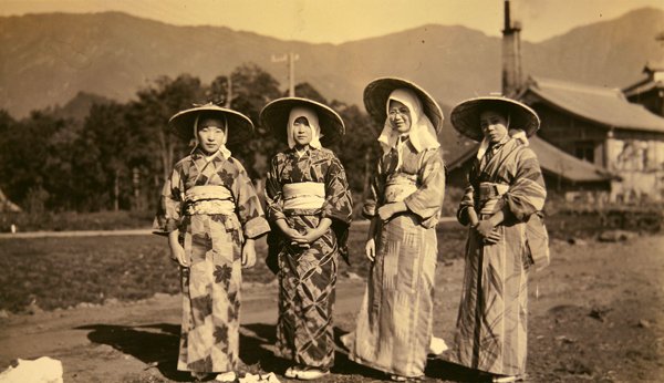 穿着传统服装的日本妇女 作者 摄影师 日本人