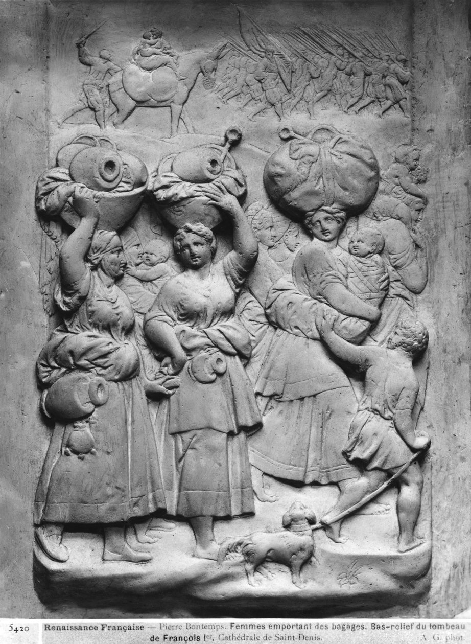 弗朗索瓦一世墓1494-1547和他的妻子，法国的克劳德，一群村民妇女在那里举行行李的细节，委托在1548石膏铸造bw照片 作者 皮埃尔·邦普斯（Pierre Bontemps）