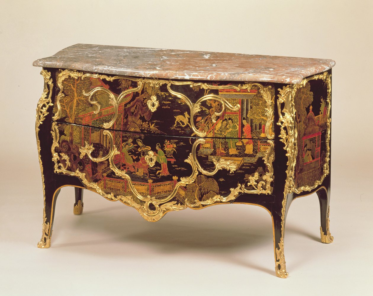 路易十五马桶，1745年（木材与ormolu安装的黑色，金色和彩色漆）（另见222379） 作者 皮埃尔·罗素