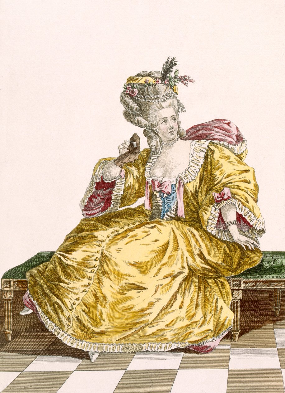 女士的金色塔夫绸舞会礼服，由Patas雕刻，第8号版，来自&39;Galeries des Modes et Costumes Francais&39;，c.1778-87 99：衣服;传统服饰;传统服饰; fashio 作者 皮埃尔·托马斯·勒克莱尔