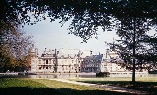 Grand和Petit Chateau的景色 作者 皮埃尔和布兰特·多美