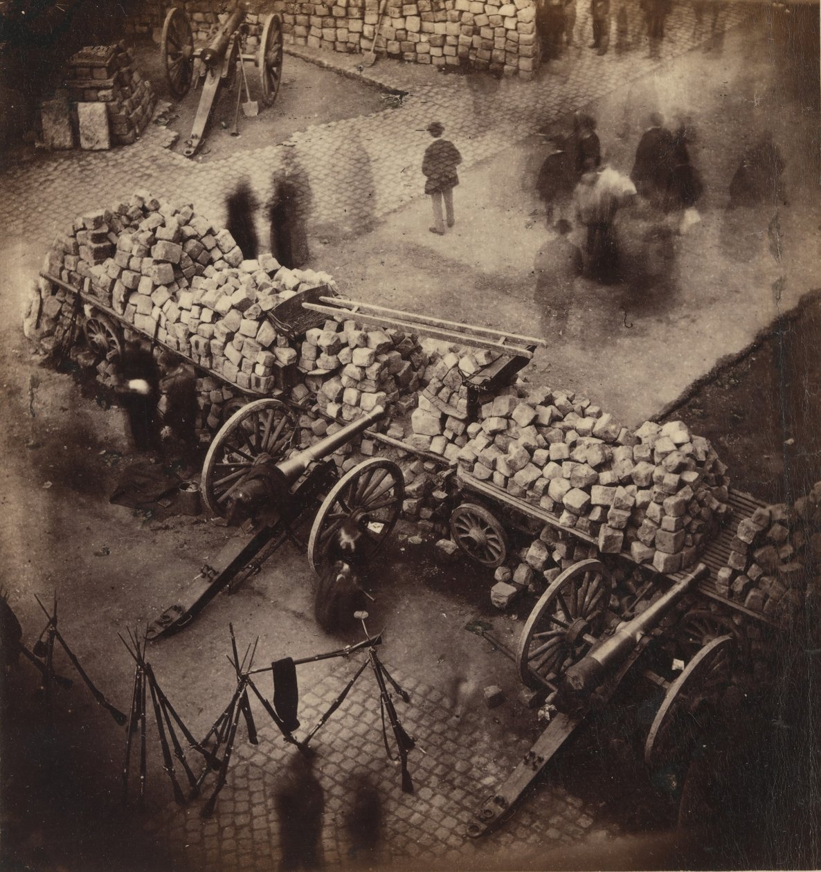 公社路障，71年4月。1871年，Place Hotel de Ville和Rivoli街的角落。 作者 皮埃尔·安布罗斯·里奇堡