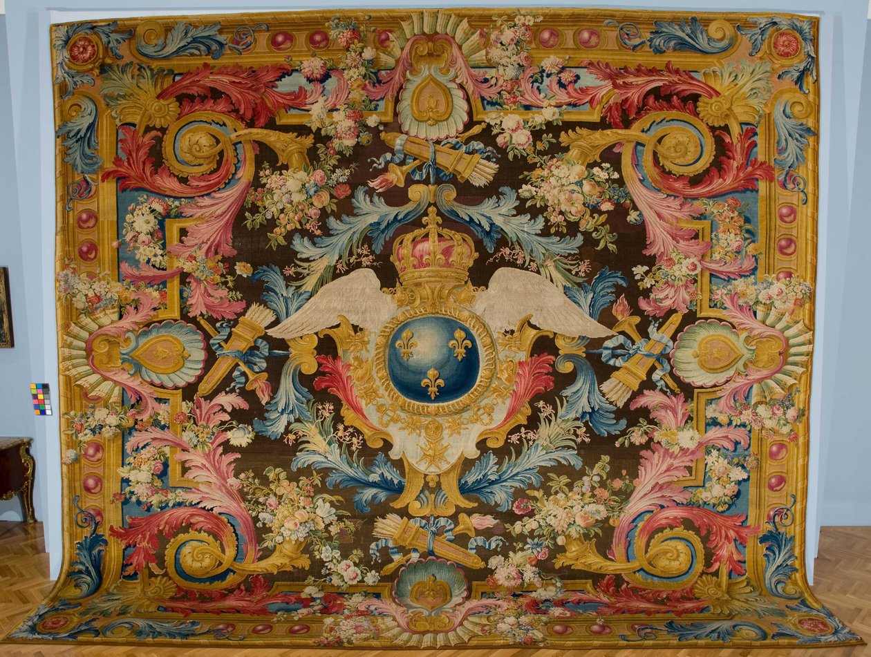 法国制造商Savonnerie Factory的路易十五Savonnerie带有皇家武器的地毯，约1740-1750年 作者 皮埃尔·乔斯·佩罗特