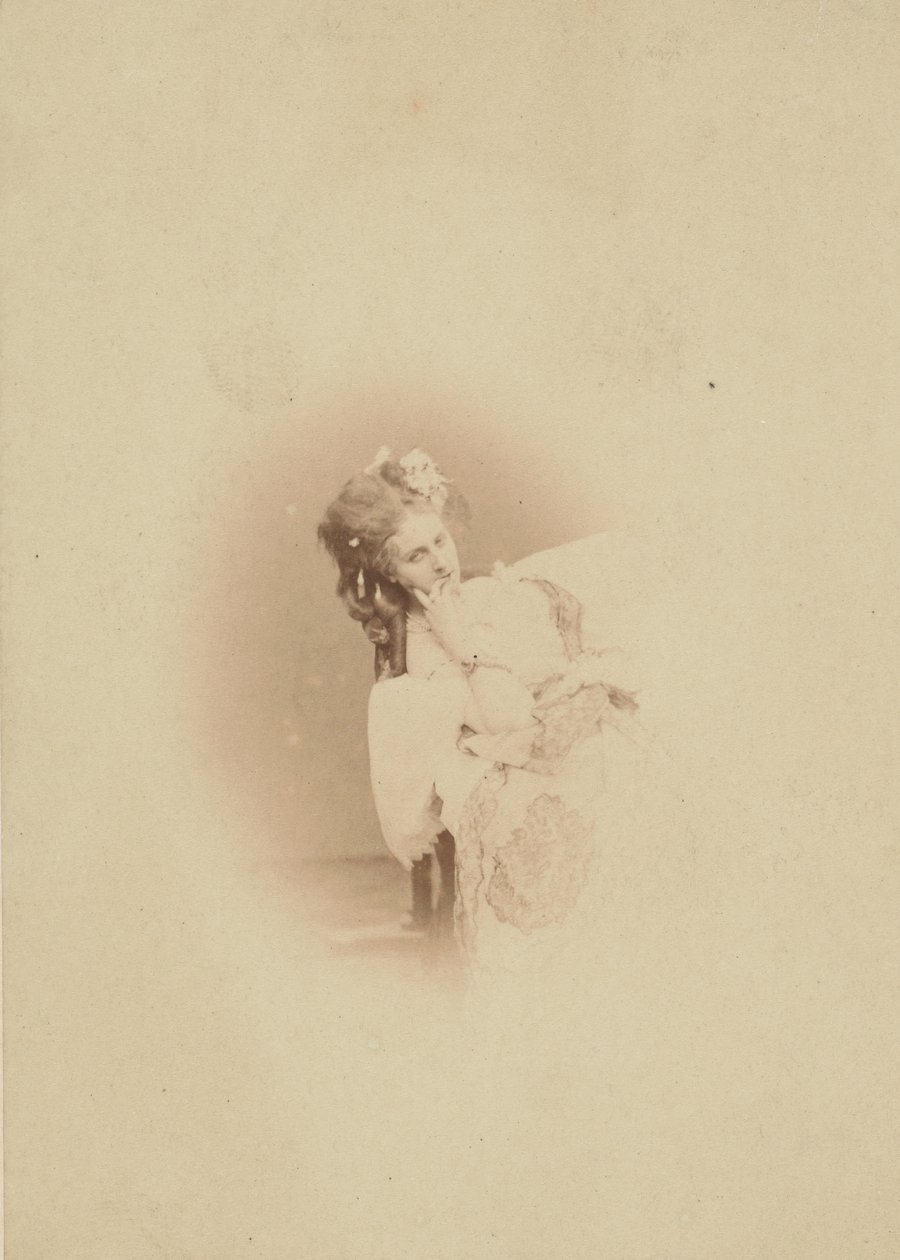 [穿着Ritrosetta衣服的Vignetted坐姿]，1861-67。 作者 皮埃尔·路易斯·皮尔森