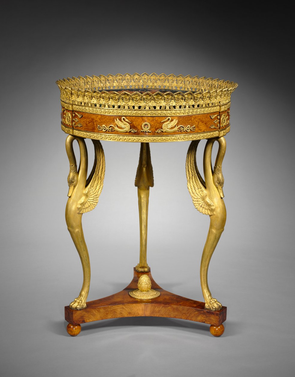 花架（Jardinière），约1800年（带有镀金青铜坐骑的木头） 作者 皮埃尔·菲利普·托米雷