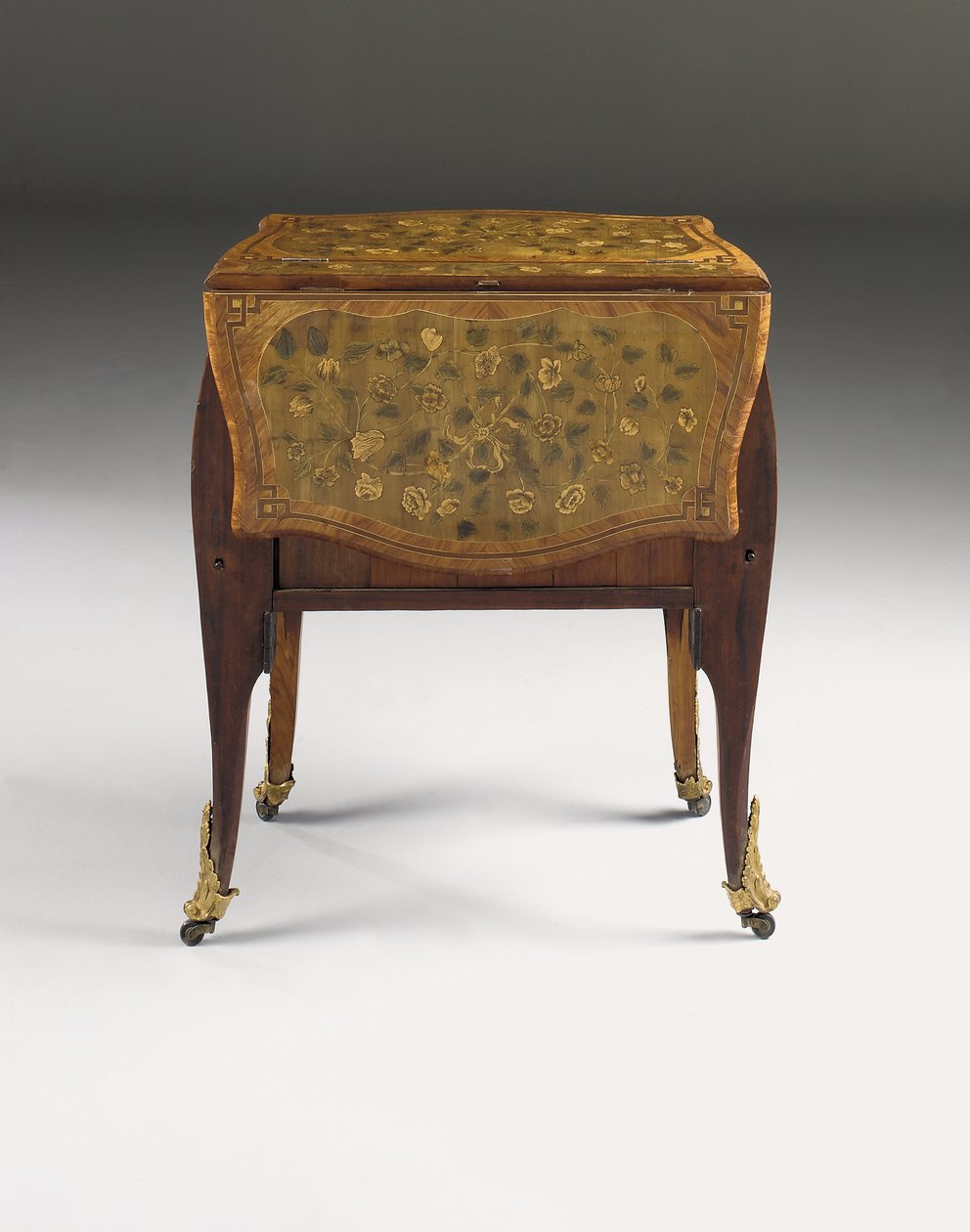 路易十五便桶，约1765年-70年（ormolu安装的郁金香木，梧桐，a菜和镶嵌）（另请参阅463004、465390和465391） 作者 皮埃尔·罗素